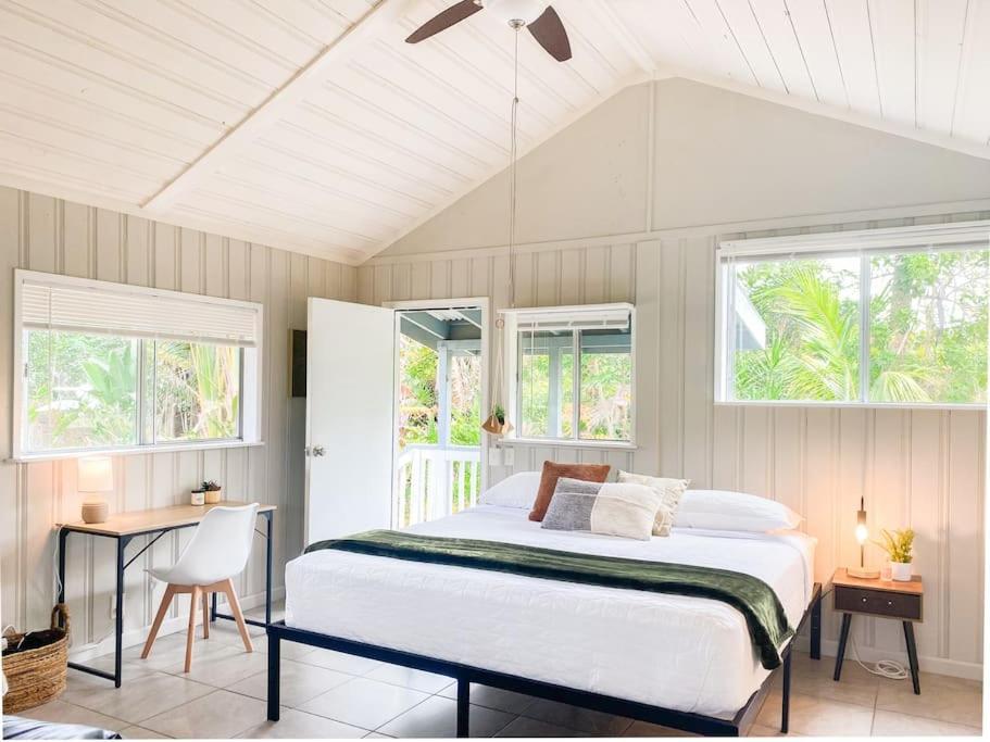Monstera Bungalow, Spacious, King Bed, Big Kitchen * Keaau
