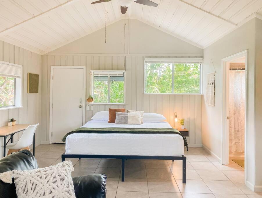 Monstera Bungalow, Spacious, King Bed, Big Kitchen Keaau