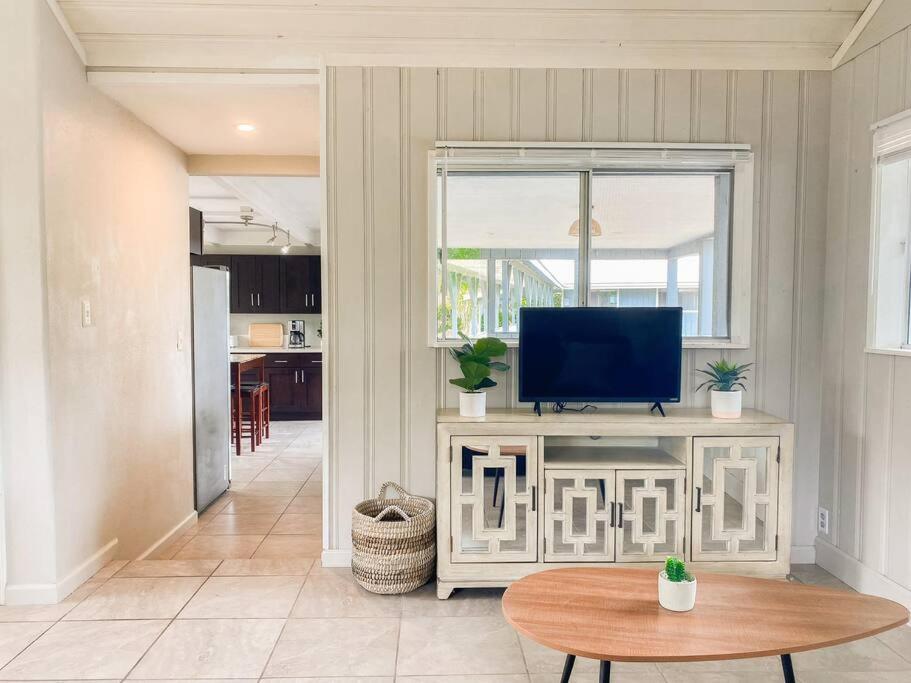 Monstera Bungalow, Spacious, King Bed, Big Kitchen Apartment