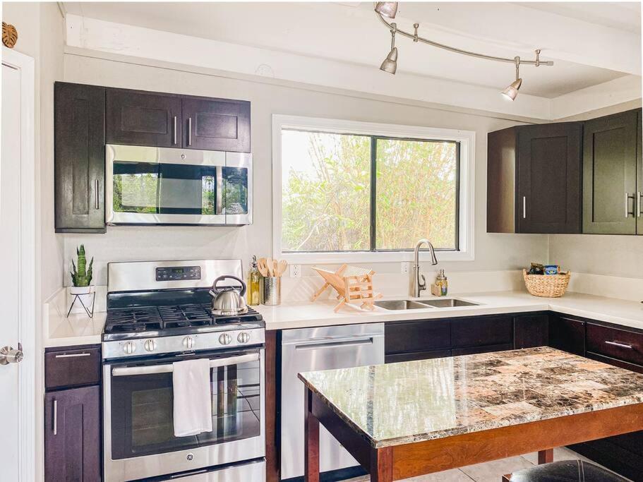 Monstera Bungalow, Spacious, King Bed, Big Kitchen *