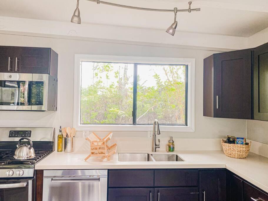 Monstera Bungalow, Spacious, King Bed, Big Kitchen Keaau