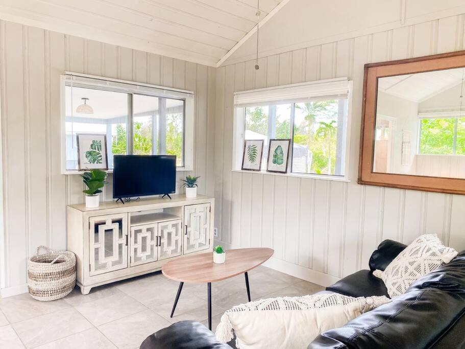 Monstera Bungalow, Spacious, King Bed, Big Kitchen Apartment *