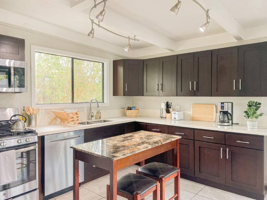 Monstera Bungalow, Spacious, King Bed, Big Kitchen Apartment Keaau